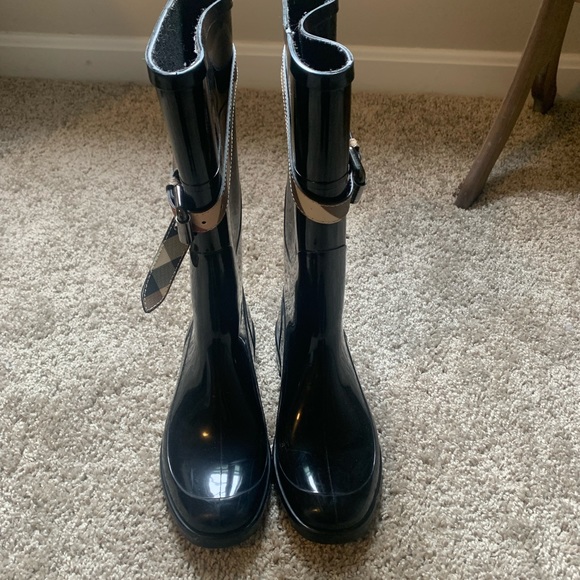 Authentic Kenyon belted Burberry rain boots - Picture 2 of 9